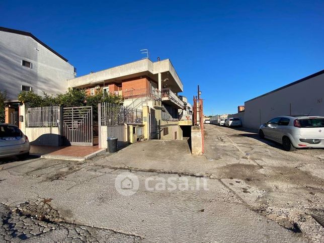 Capannone in commerciale in Via Guido Rossa
