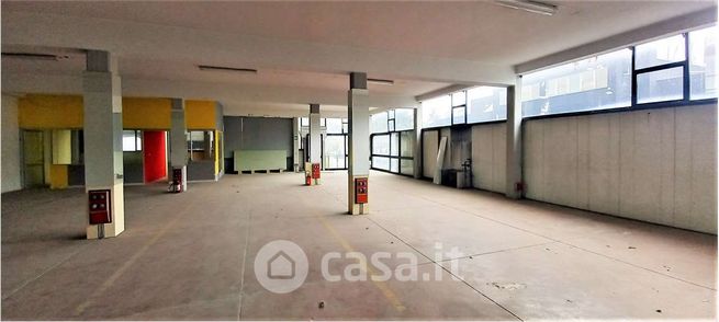 Capannone in commerciale in 