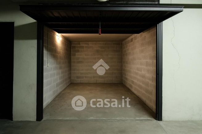 Box/posto auto in residenziale in Viale Trento e Trieste 4