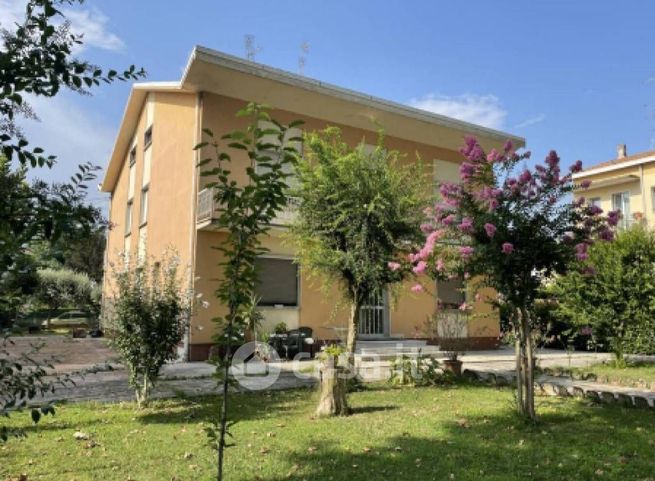 Villa in residenziale in Viale Antonio Gramsci 8