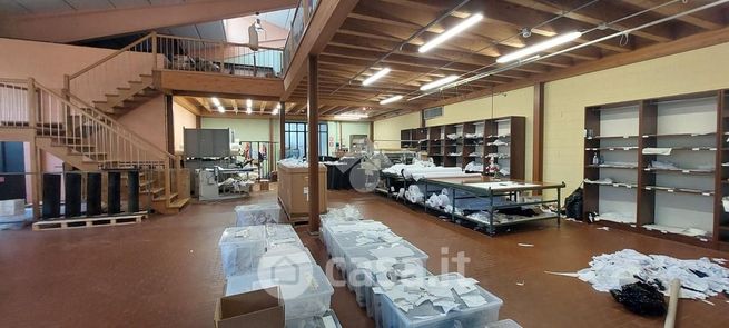 Capannone in commerciale in 