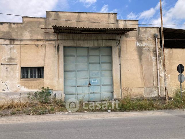 Capannone in commerciale in 