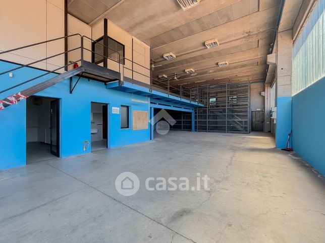 Capannone in commerciale in Via Budriago