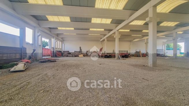 Capannone in commerciale in Via San Francesco d'Assisi
