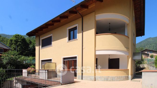 Casa bi/trifamiliare in residenziale in Via Navei 3