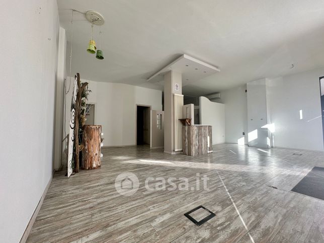 Ufficio in commerciale in Via Monte Tessa 16