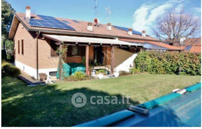 Casa bi/trifamiliare in residenziale in Via Picchio 23