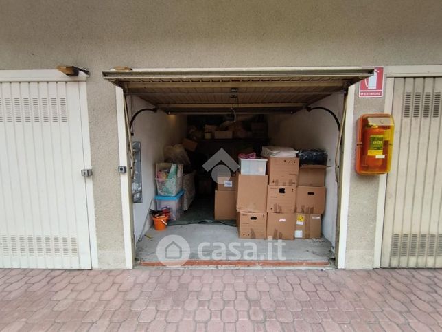 Garage/posto auto in residenziale in Via Novara 27