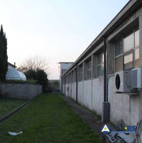 Capannone in commerciale in Via G. Verne 1