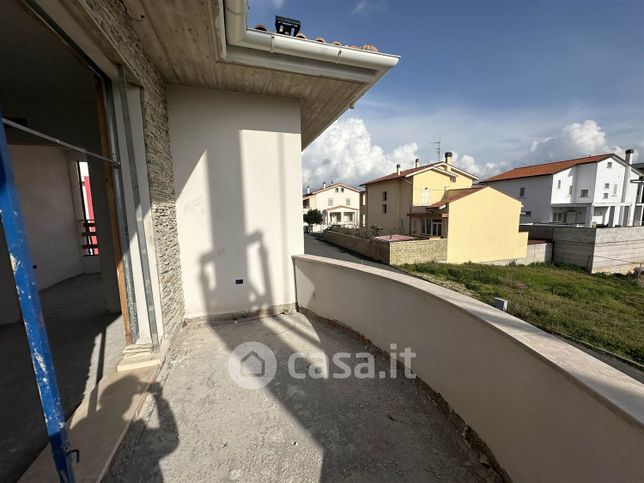 Casa bi/trifamiliare in residenziale in 