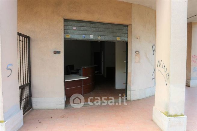 Capannone in commerciale in 