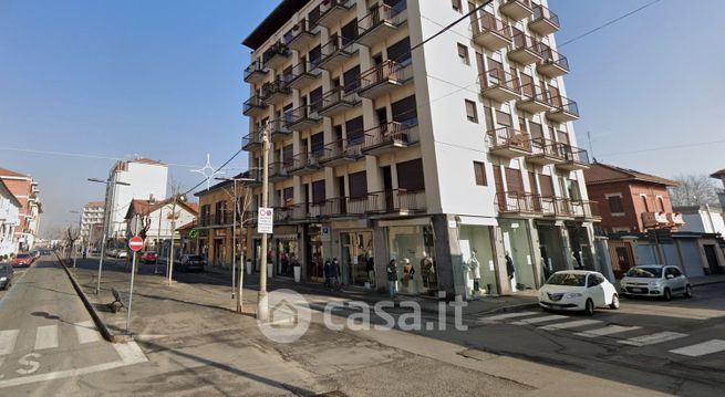 Attività/licenza (con o senza mura) in commerciale in Viale Buridani 15