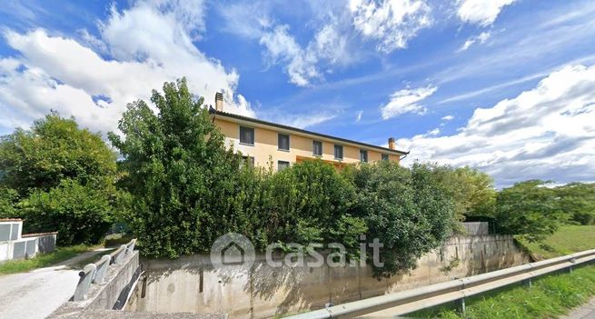 Casa indipendente in residenziale in Via Pontenuovo 19