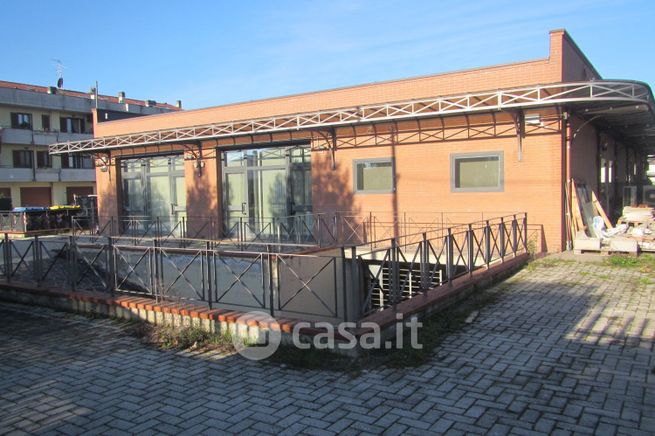 Negozio/locale commerciale in commerciale in Via San Paolo 42