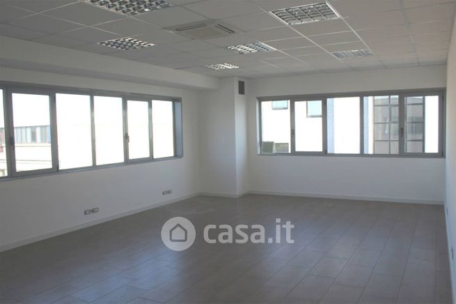 Ufficio in commerciale in 