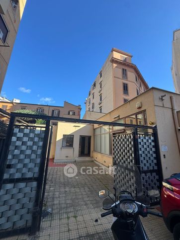 Ufficio in commerciale in Via Giacinto Carini 12