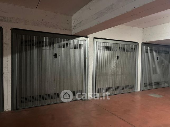Box/posto auto in residenziale in Via G. Rovani 18
