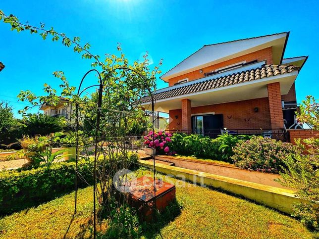 Villa in residenziale in Via Momperone 9