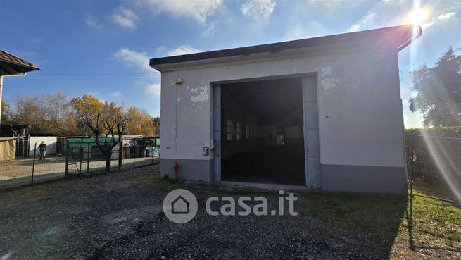 Capannone in commerciale in Via Giuseppe Galliano 86