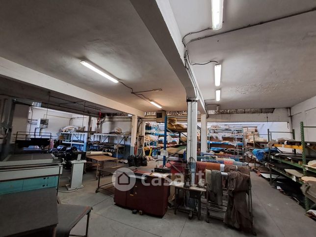 Capannone in commerciale in 