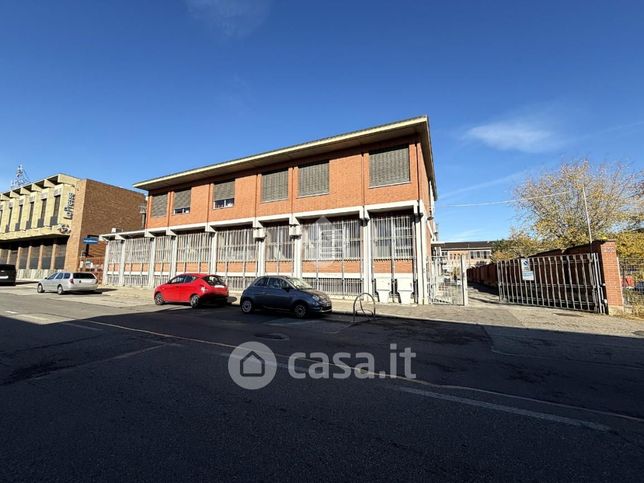 Capannone in commerciale in Via Giuseppe Massari 232