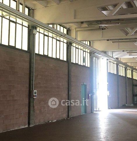 Capannone in commerciale in 