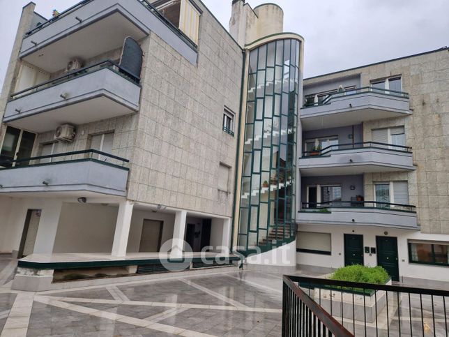 Attività/licenza (con o senza mura) in commerciale in Viale Principe di Piemonte