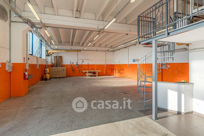 Capannone in commerciale in 