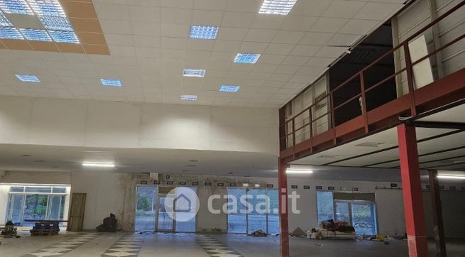 Capannone in commerciale in