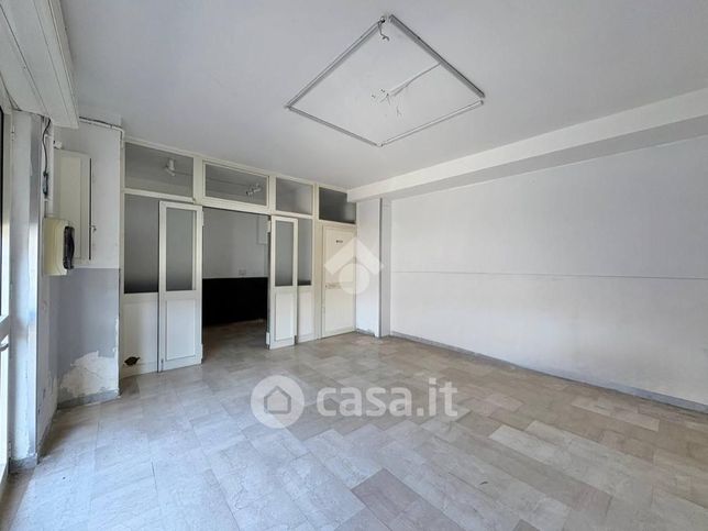 Box/posto auto in residenziale in Via Livorno 24