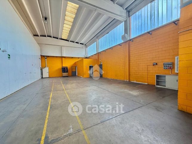 Capannone in commerciale in Via Vesuvio 3