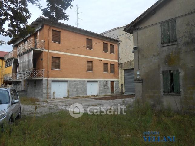 Capannone in commerciale in 