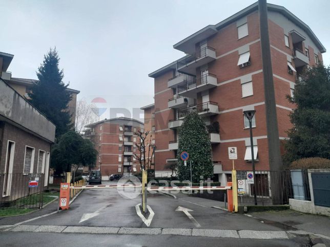 Box/posto auto in residenziale in Via Ettore Vacha 17