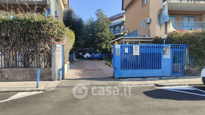 Box/posto auto in residenziale in Via G. Leopardi 1
