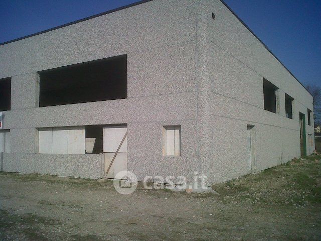 Capannone in commerciale in 
