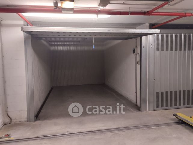 Box/posto auto in residenziale in Corso Ugo Bassi 28