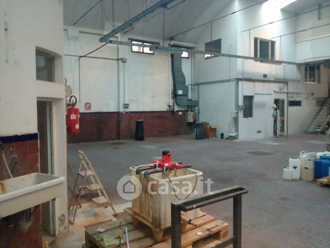 Negozio/locale commerciale in commerciale in Via Mario Pratesi