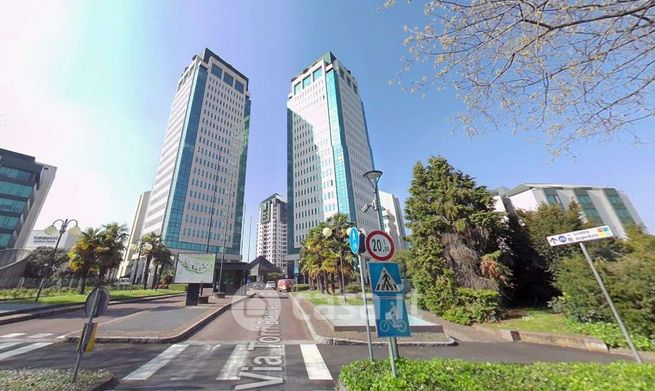 Ufficio in commerciale in Via Torri Bianche 1