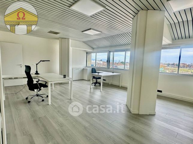 Ufficio in commerciale in 