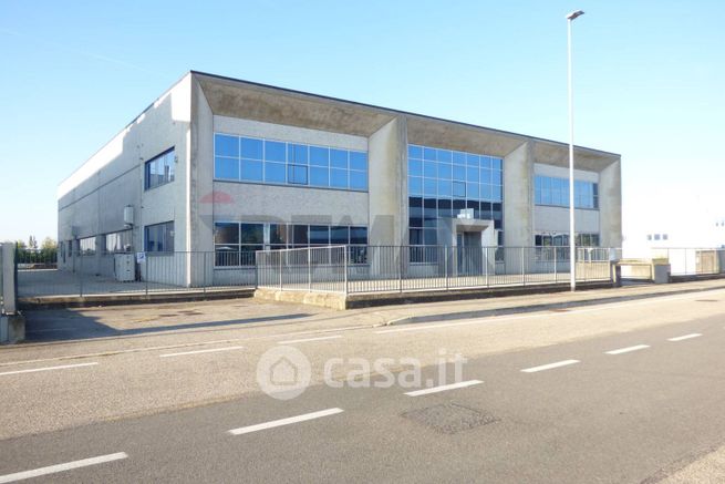 Capannone in commerciale in 