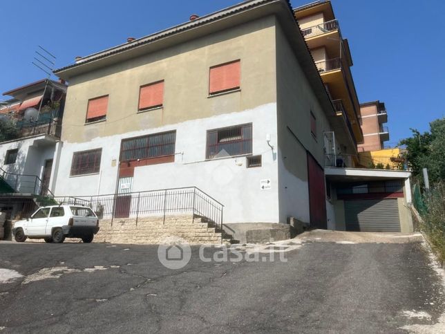 Capannone in commerciale in Via Lezzeno 61