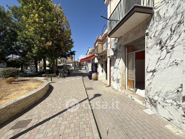 Negozio/locale commerciale in commerciale in Piazza Anita Garibaldi 6 -10