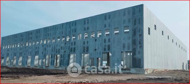 Capannone in commerciale in 