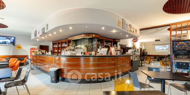 Negozio/locale commerciale in commerciale in Via Monte Popera 4