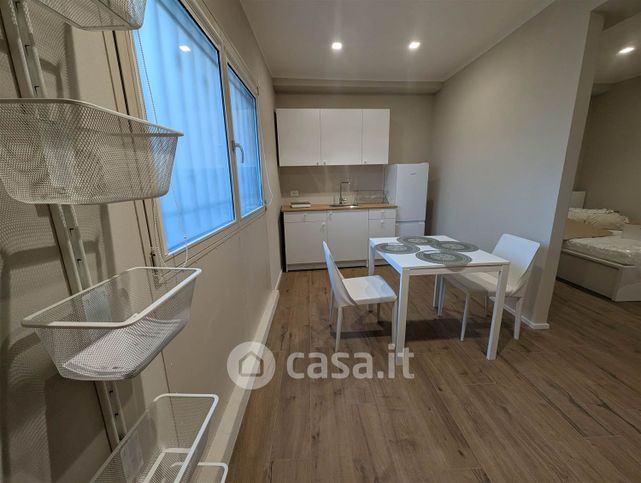 Capannone in commerciale in 