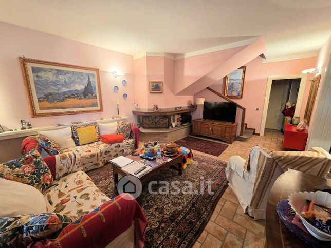 Casa bi/trifamiliare in residenziale in 