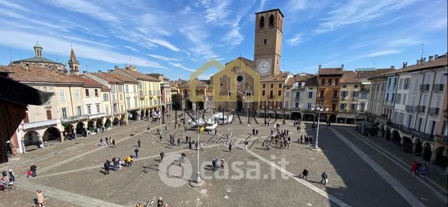 Negozio/locale commerciale in commerciale in Piazza della Vittoria