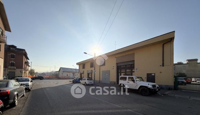 Capannone in commerciale in Via Giuseppe Massari 37
