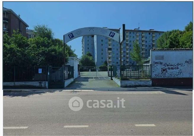 Box/posto auto in residenziale in Via Lodovico Il Moro 117