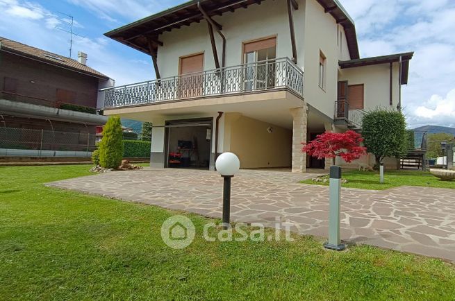 Casa indipendente in residenziale in Via Monte Grappa